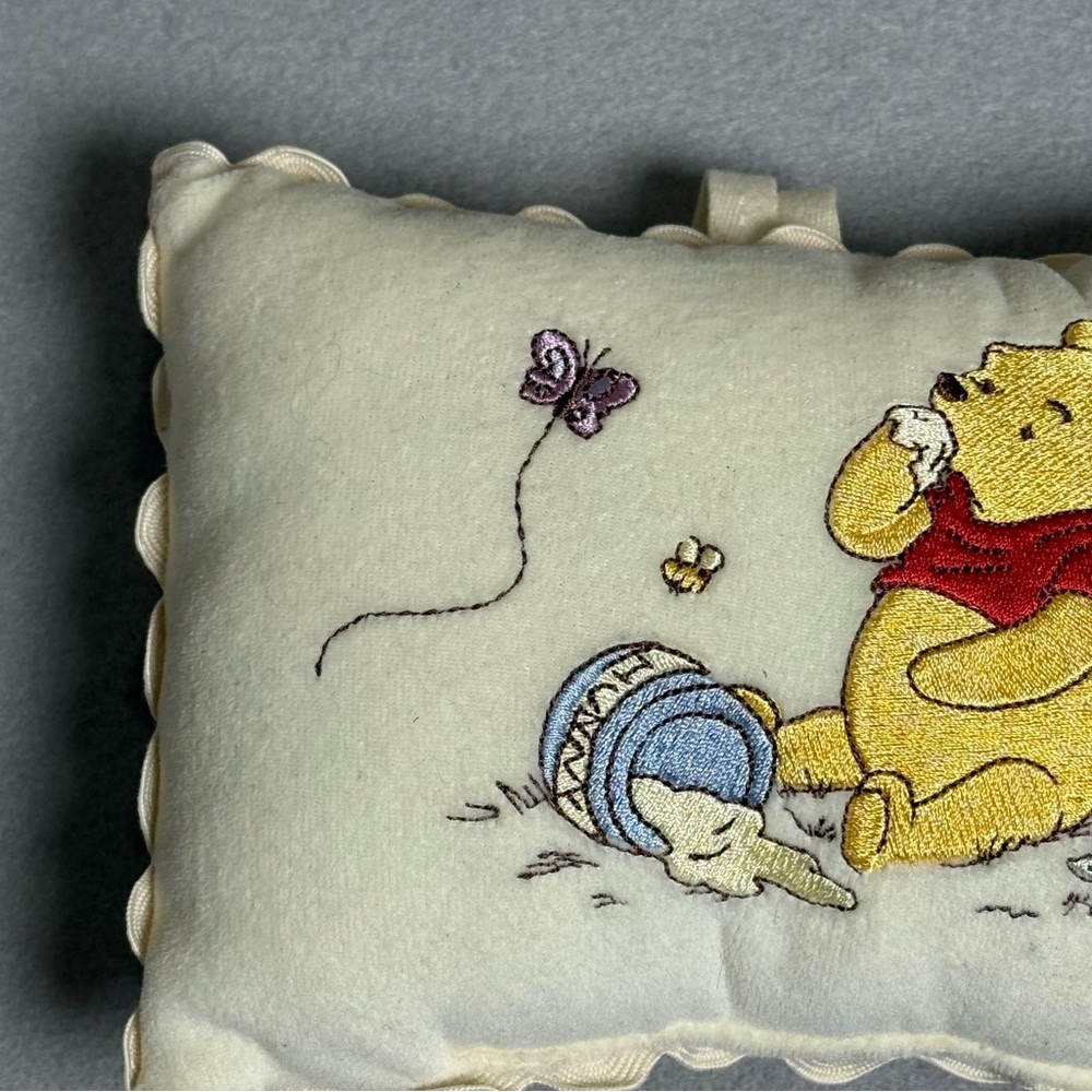 Vintage Disney Winnie the Pooh & Honey Embroidered Pillow Musical Wind Up Rare - Picture 2 of 8